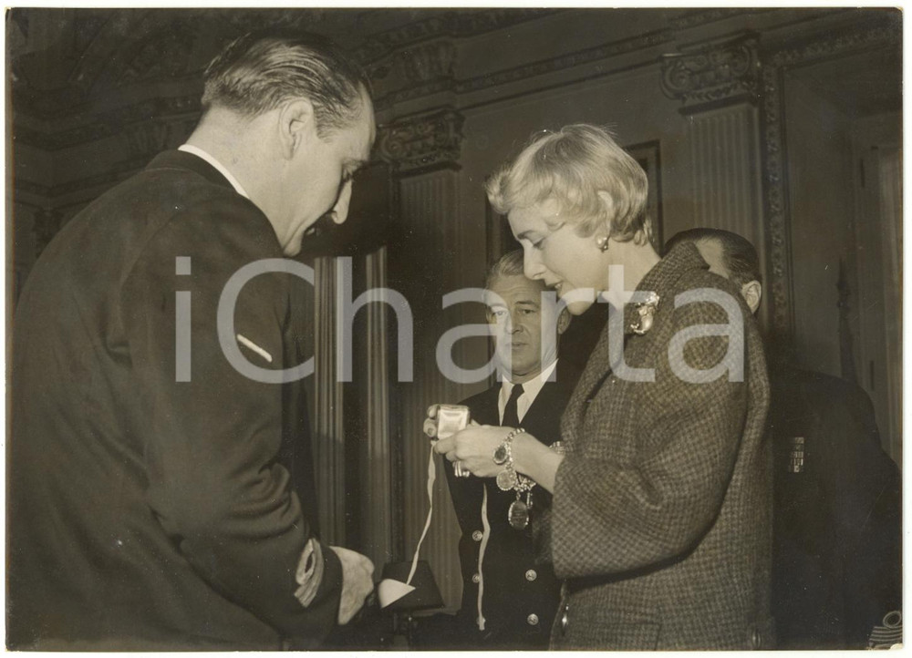 1956 ROMA Clare BOOTHE LUCE riceve medaglia ricordo della corvetta AIRONE F-545