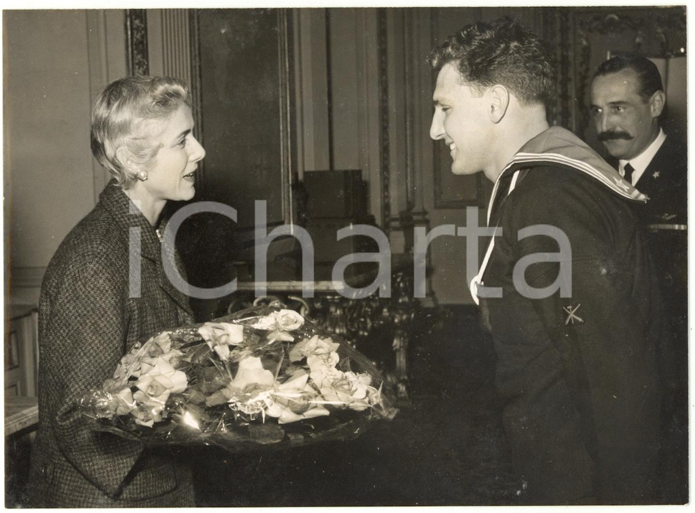 1956 ROMA Clare BOOTHE LUCE riceve equipaggio della corvetta AIRONE F-545 *Foto