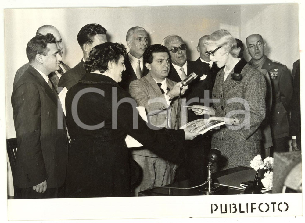 1953 NAPOLI Clare BOOTHE LUCE alla celebrazione per il REFUGEE RELIEF ACT *Foto