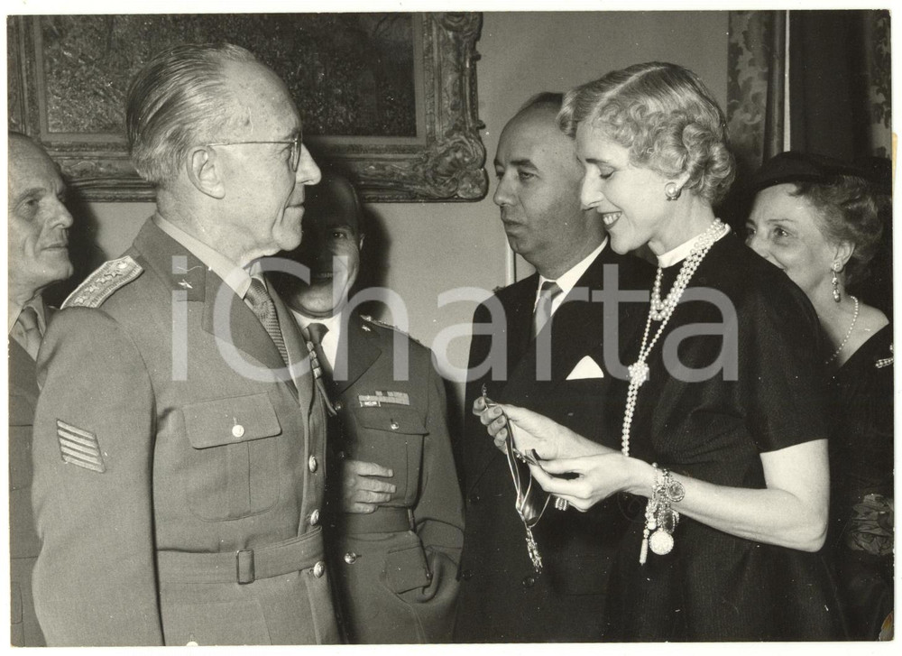 1955 ROMA Generale Giuseppe PIZZORNO riceve onorificenza da Clare BOOTHE LUCE