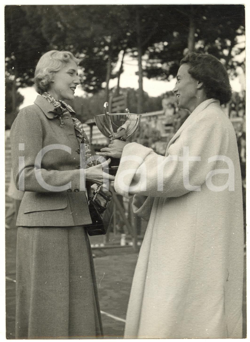 1953 ROMA Clare BOOTHE LUCE consegna coppe "Torneo Tennis Americani a Roma" Foto
