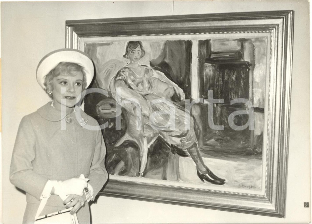 1962 PARIS Musée d'Art Moderne - Sonja HENIE devant une toile de Edvard MUNCH