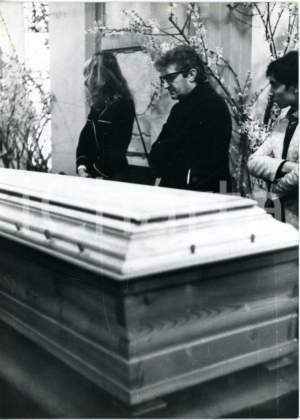 1972 MILANO Funerali Giangiacomo FELTRINELLI - Sibilla MELEGA davanti alla bara