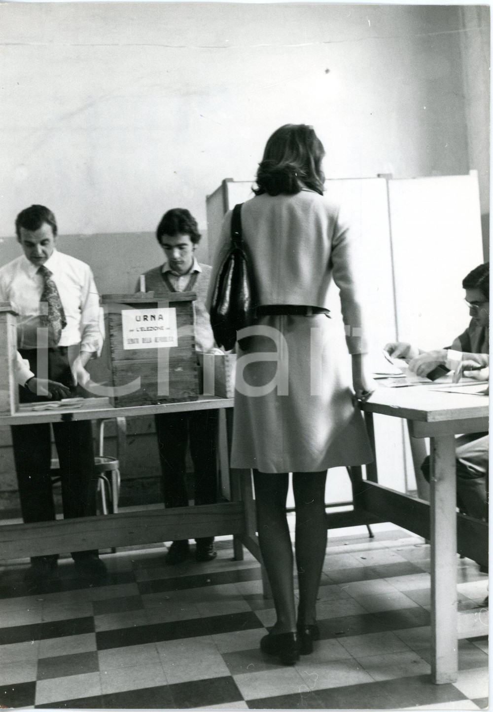 1972 MILANO - ELEZIONI POLITICHE - Giovane donna alle urne *Foto 13x18
