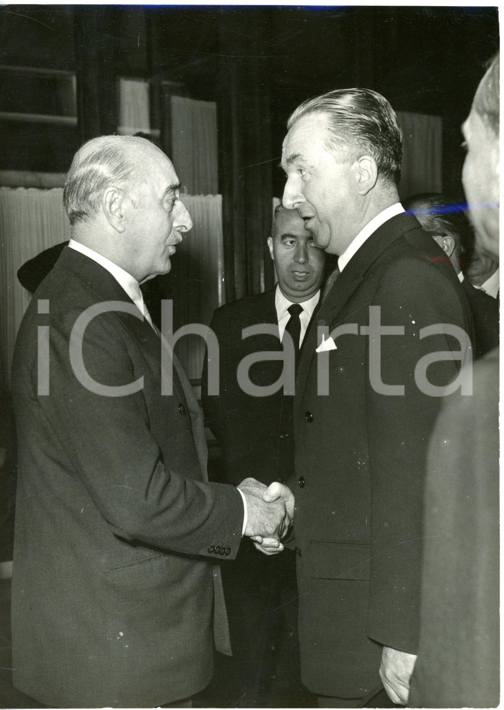 1953 ROMA STAZIONE TERMINI Alexandros PAPAGOS si congeda da Giuseppe PELLA *Foto