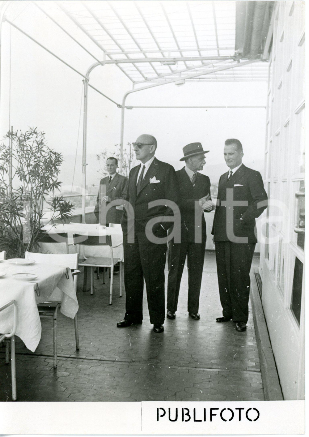 1953 GENOVA Alexandros PAPAGOS al ristorante OLIMPO sul grattacielo ^Foto  Fotografia d'epoca, scattata presso il ristorante situato in cima al grattacielo di piazza Diaz.   CONDIZIONI: G (ma lieve sovraimpressione al margine destro, difetti di stampa) FORMATO: 13x18 cm     originale e autentica 1