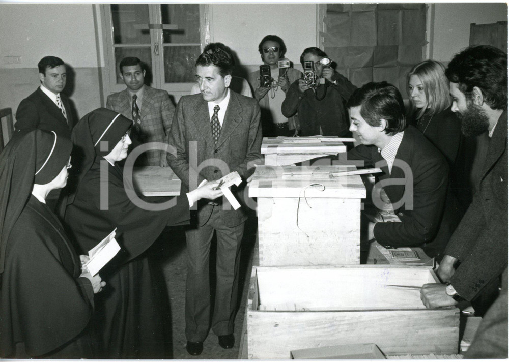 1972 MILANO - ELEZIONI POLITICHE Aldo ANIASI alle urne con alcune suore *Foto
