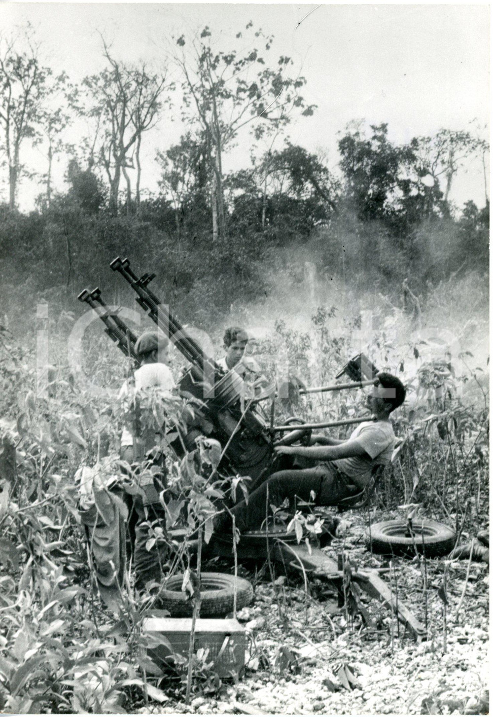 1961 CUBA - BAY OF PIGS INVASION Giovani studenti azionano cannone antiaereo