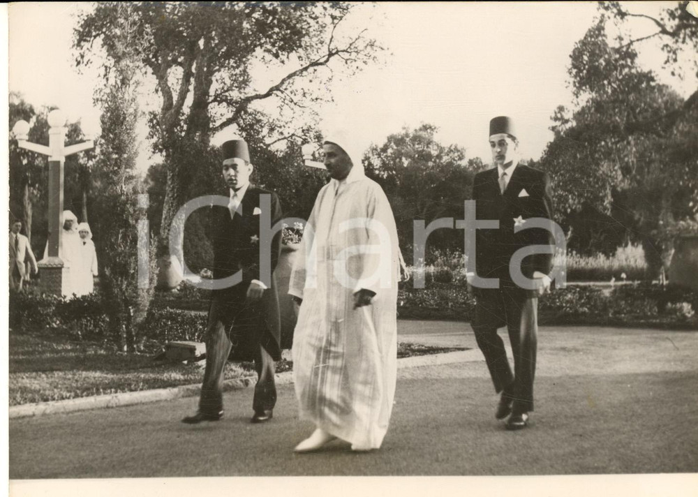 1953 DAR ES SALAM Sultano Mohammed V del MAROCCO con i figli durante il Ramadan
