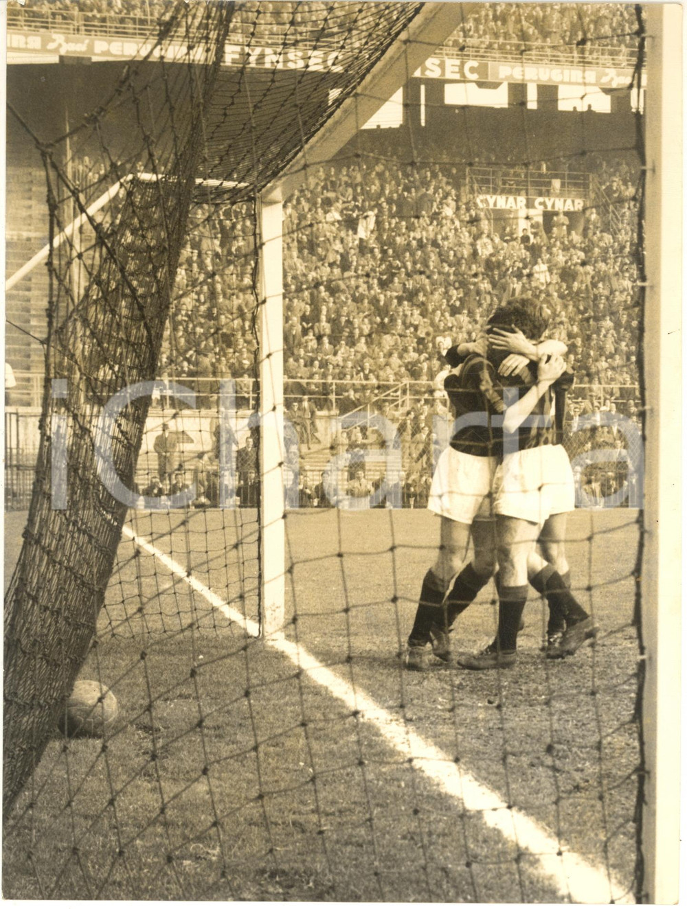 1961 CALCIO MILAN-SAMPDORIA 3-1 Sandro SALVADORE festeggiato dopo il goal *Foto