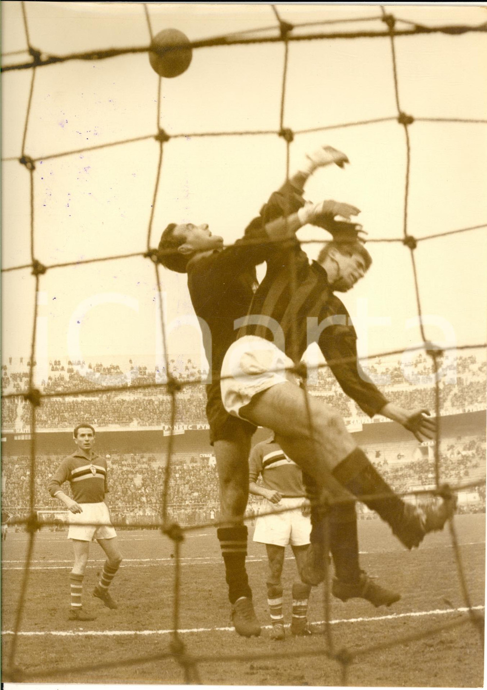 1961 CALCIO MILAN-SAMPDORIA 3-1 Parata Ugo ROSIN su Gianni RIVERA *Foto 24x18 cm