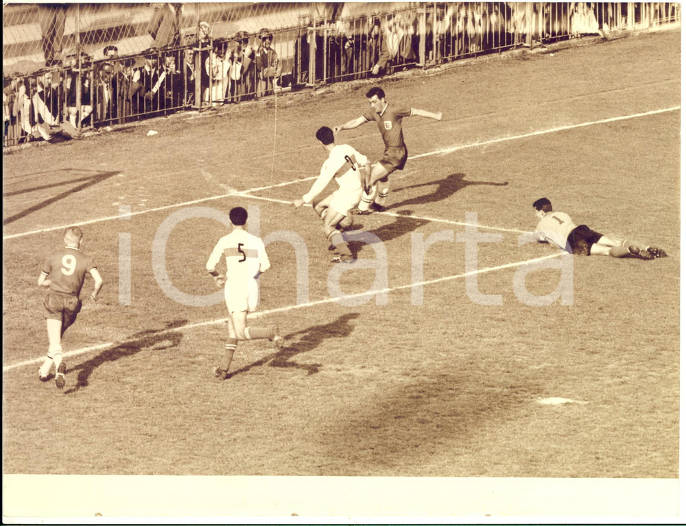 1959 MILANO CALCIO Nazionale U23 ITALIA - INGHILTERRA - Azione in area italiana Fotografia d'epoca con didascalia coeva.  CONDIZIONI: FAIR (difetti di stampa e piegature al margine inferiore)FORMATO: 24x18 cm     originale e autentica 1