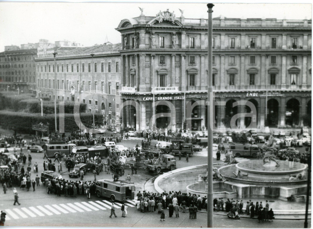1953 ROMA Piazza della Repubblica - Arrivo dei soccorsi per elicottero in avaria