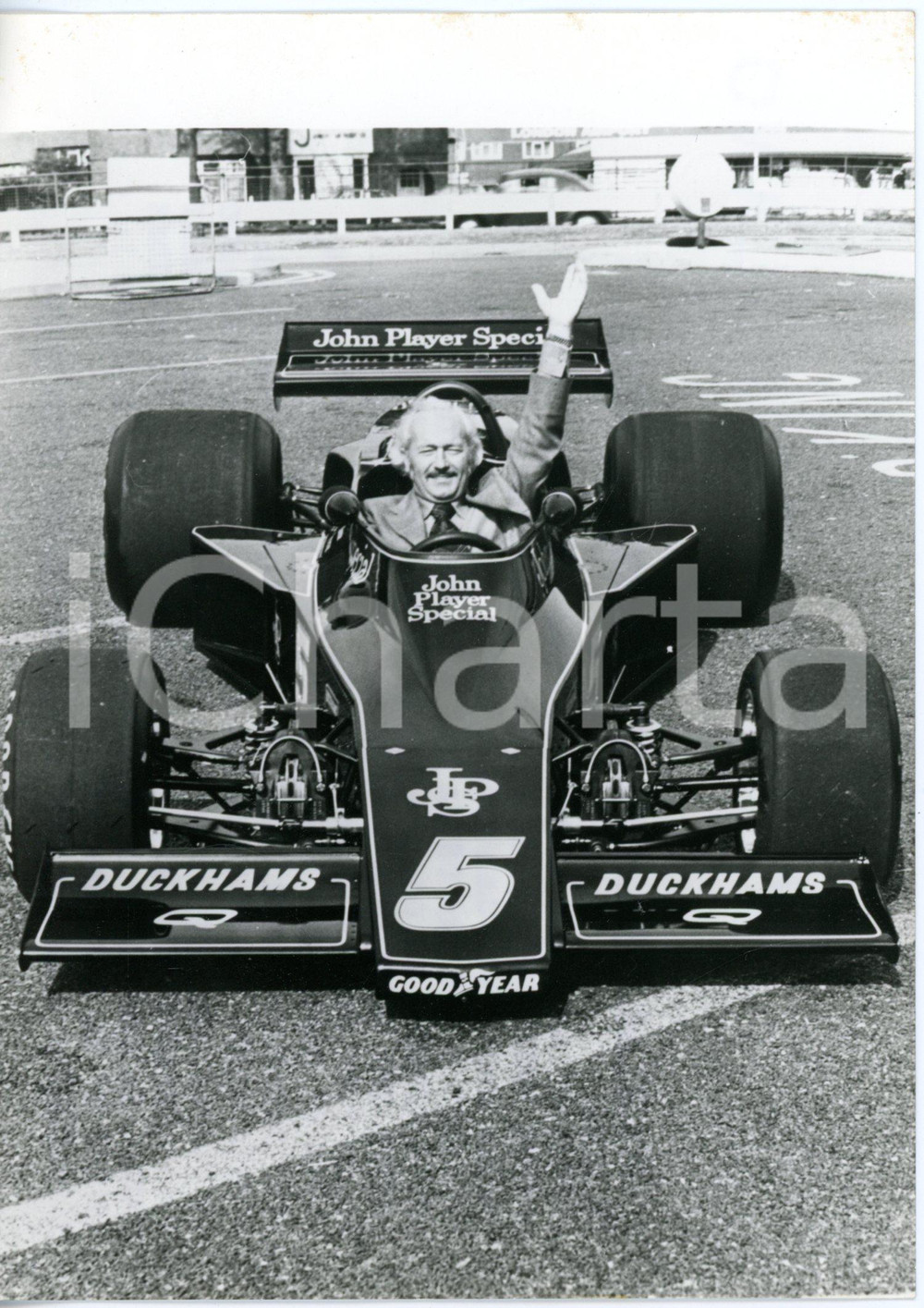 1975 LONDON (UK) Colin CHAPMAN a bordo della nuova LOTUS 77