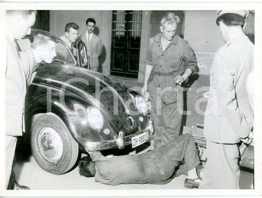 1960 PORTO DI GENOVA Meccanici e Guardia di Finanza ispezionano VOLKSWAGEN TYP 1