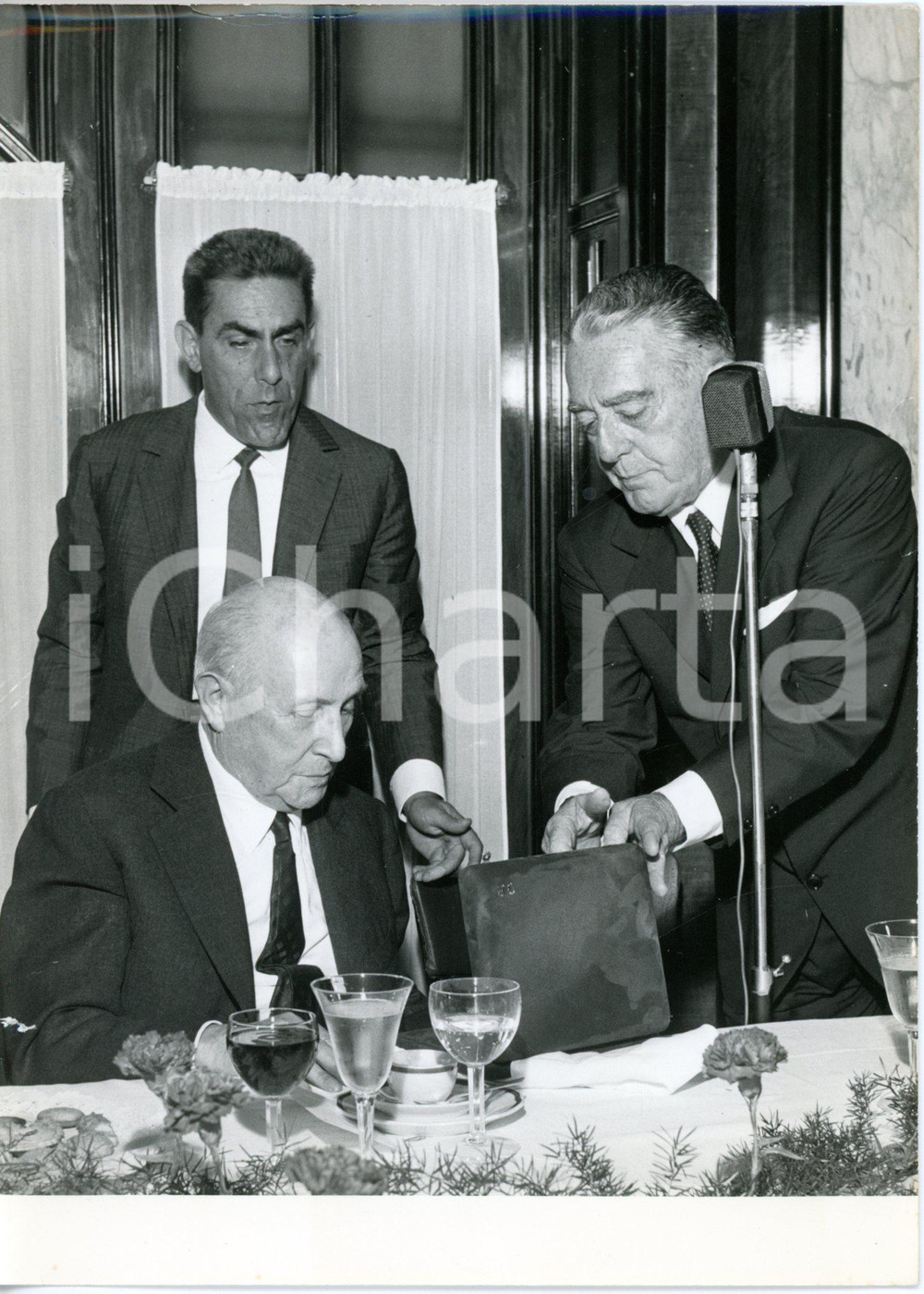 1964 MILANO Presidente ANCMA Luigi GLAREY consegna targa al Prof. ROBECCHI