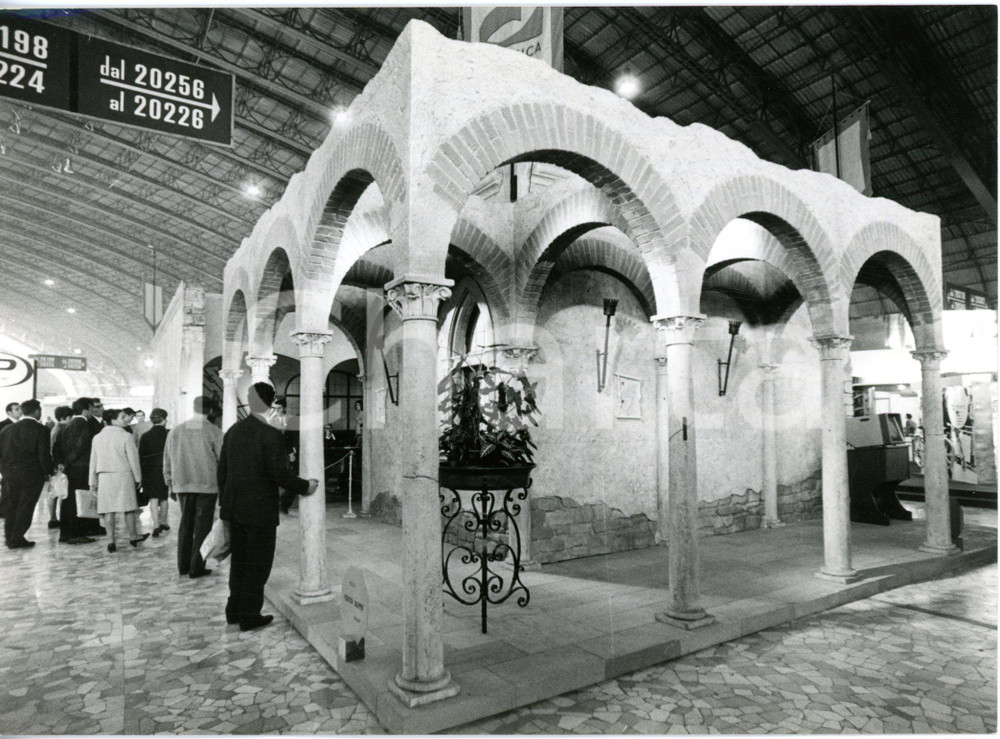 Fotografia d epoca originale 1968 MILANO FIERA Un castello medievale in plastica presentato al PLAST 68 Foto 1