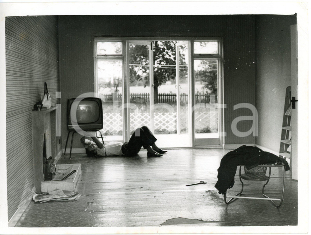 1961 HORNCHURCH (UK) FOOTBALL - Jimmy GREAVES disconnecting his tv *Photo