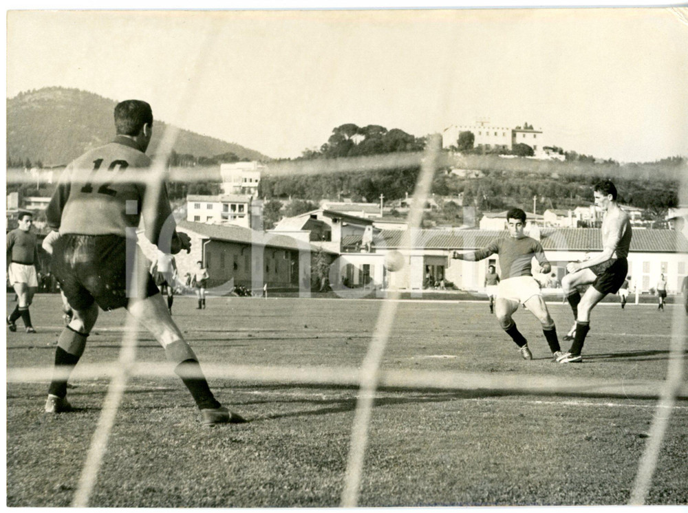 1960 ca CALCIO - Allenamento NAZIONALE ITALIANA - Sergio BRIGHENTI al tiro *Foto