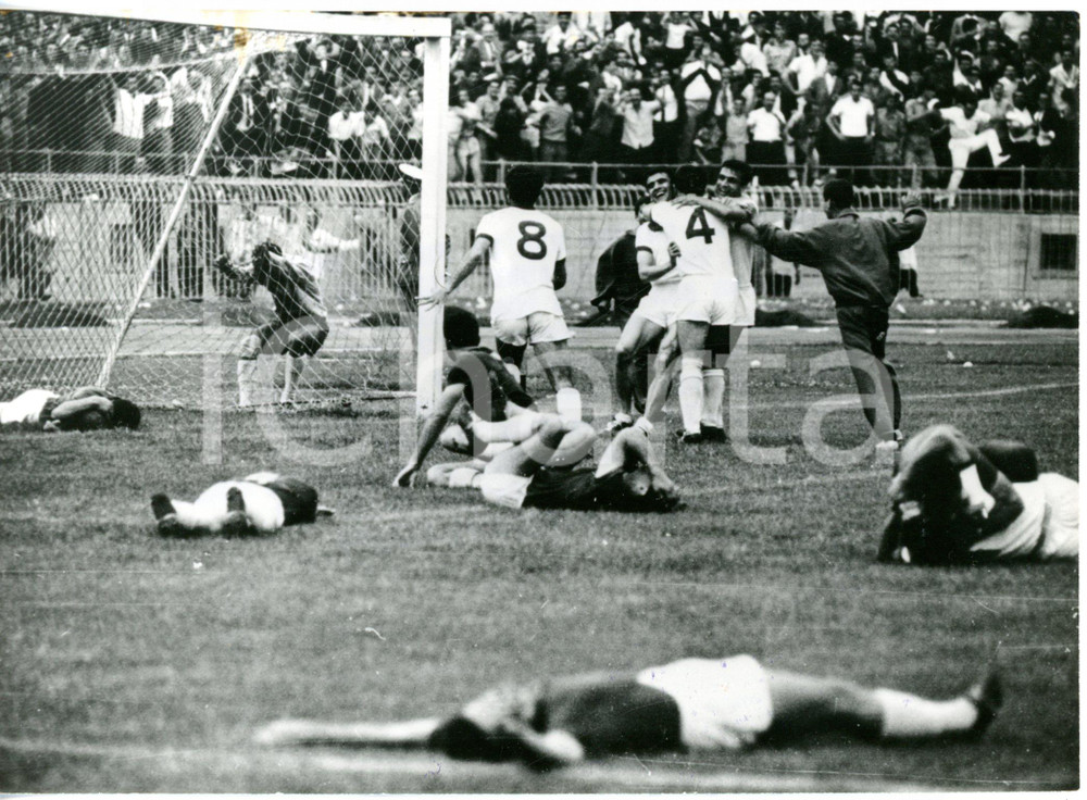 1966 ATENE CALCIO Panserraïkos-Olympiakos 0-1 - Giocatori dopo la vittoria *Foto