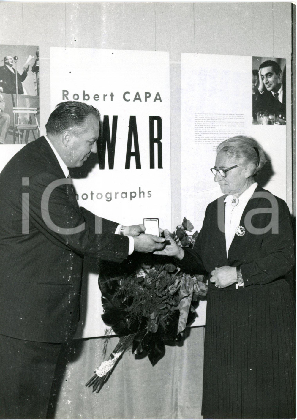 1961 VENEZIA III BIENNALE DI FOTOGRAFIA Gabriele SEMERARO premia Julia FRIEDMAN