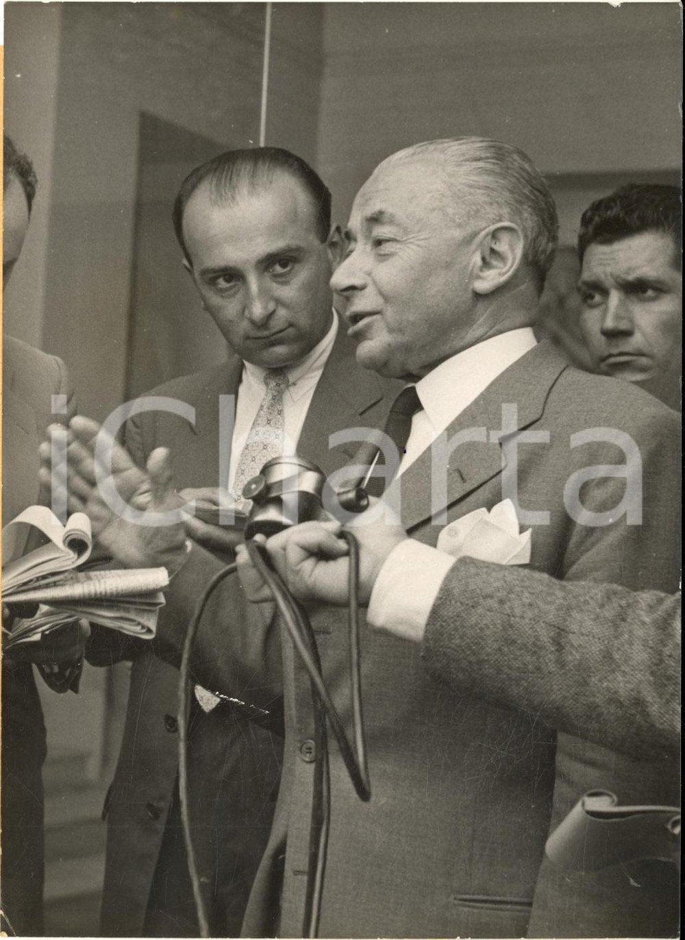 1953 PARIS Crise ministerielle - Paul REYNAUD parmi le journalistes *Photo 13x18