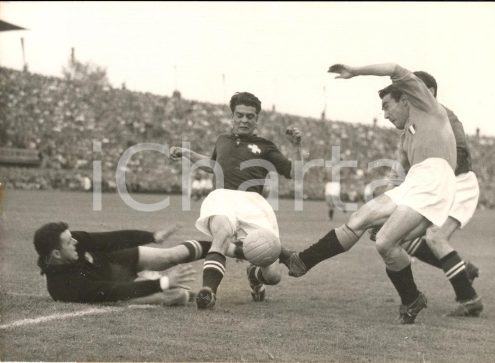 1954 LOSANNA CALCIO MONDIALI Svizzera-Italia 2-1 - Eugène PARLIER a terra *Foto