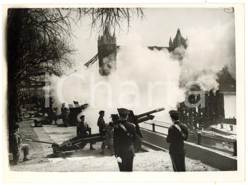 1953 LONDON Honourable Artillery Company firing the salute for Queen's birthday