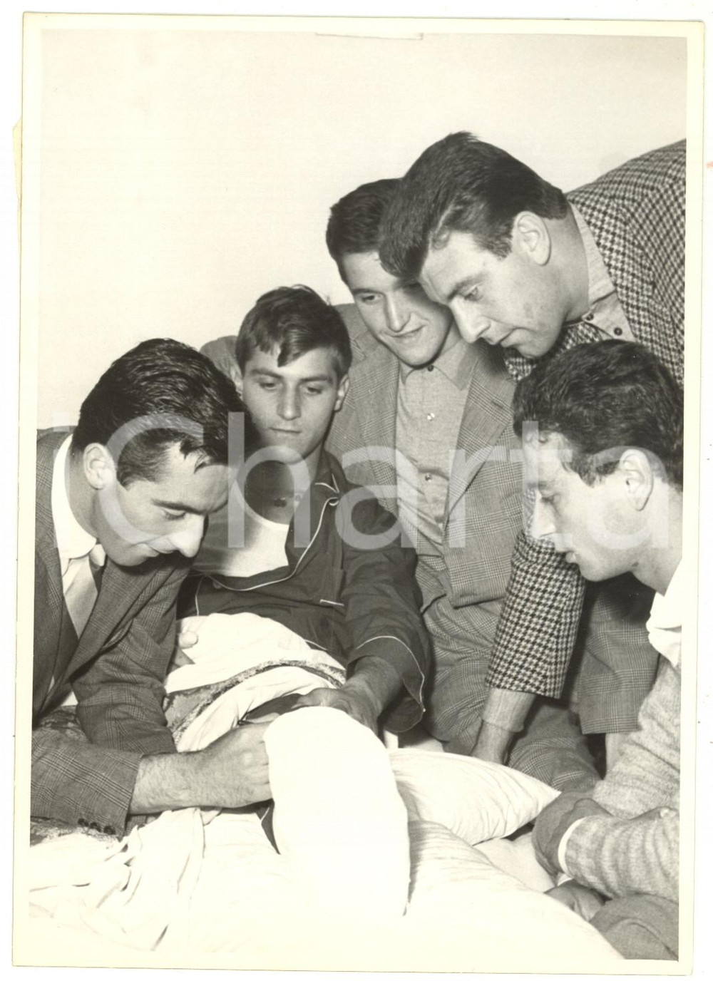 1956 FIRENZE CALCIO Fiorentina - Giuseppe VIRGILI infortunato e Alberto ORZAN
