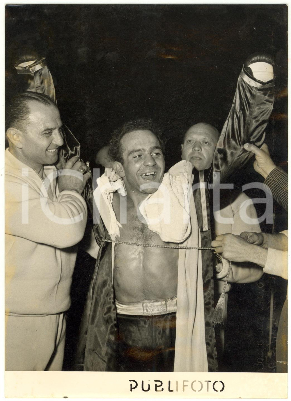 1955 MILANO Pesi Gallo - Mario D'AGATA festeggia la vincita del titolo europeo