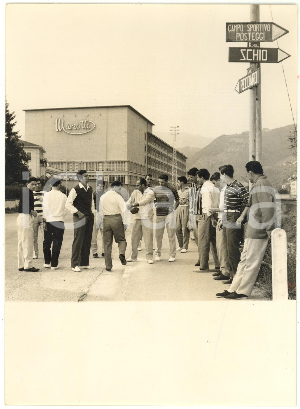 1957 VALDAGNO CALCIO Ritiro MILAN - Squadra nei pressi del lanificio MARZOTTO 