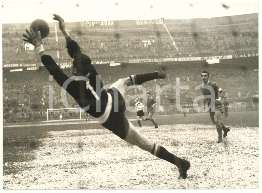 1957 MILANO CALCIO Serie A INTER-VERONA 1-0 Parata di Italo GHIZZARDI *Foto 