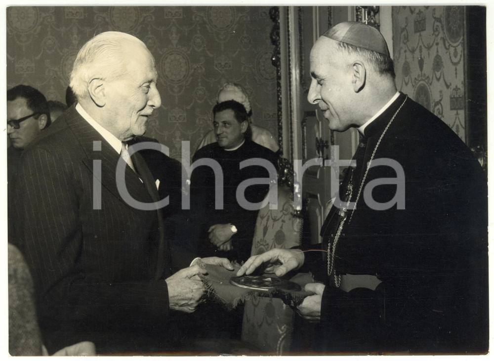 1964 MILANO L'arcivescovo Giovanni Umberto COLOMBO riceve il Premio dell'Angelo