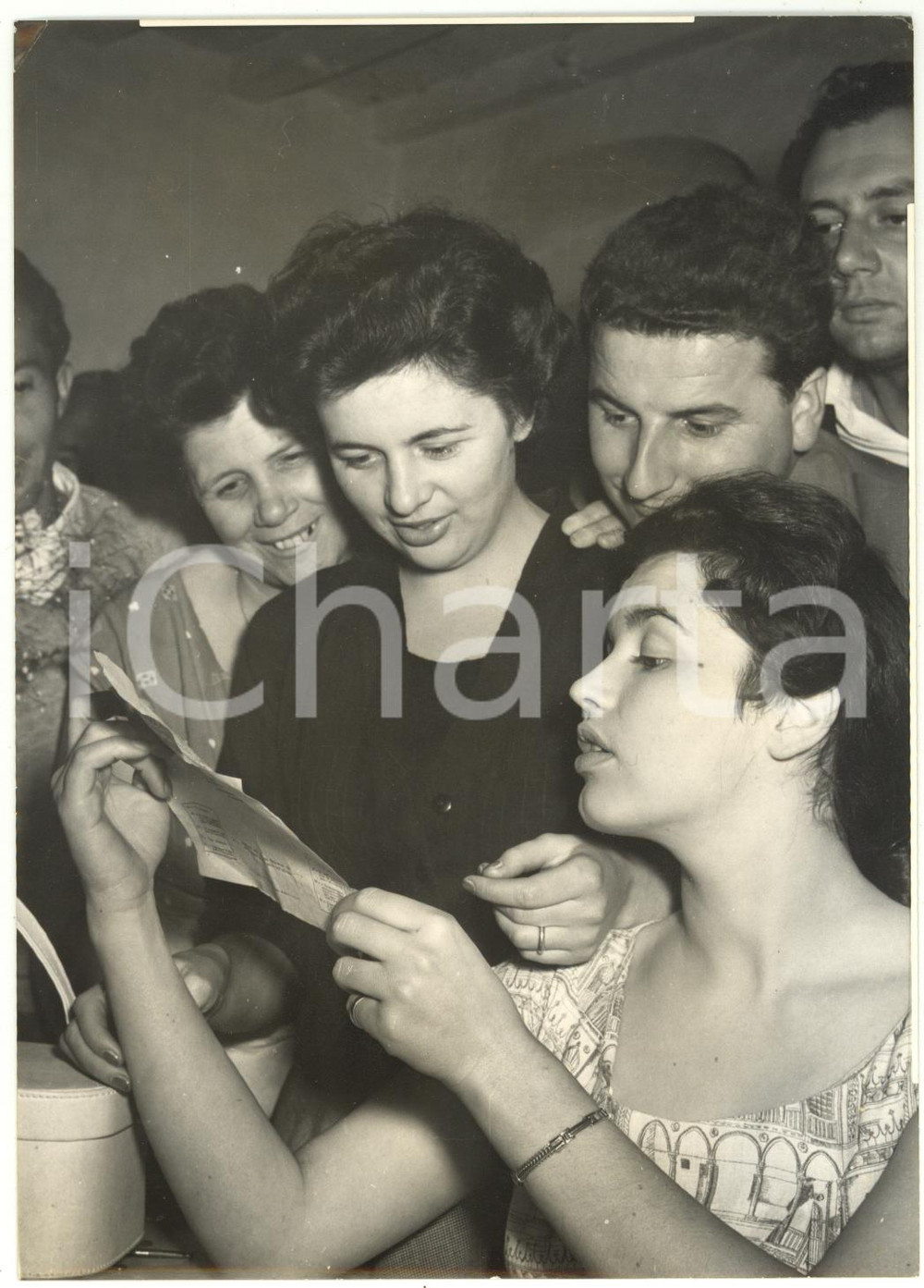 1956 PRATOLINO Marisa ZOCCHI legge il telegramma inviatole da RE FAROUK *Foto