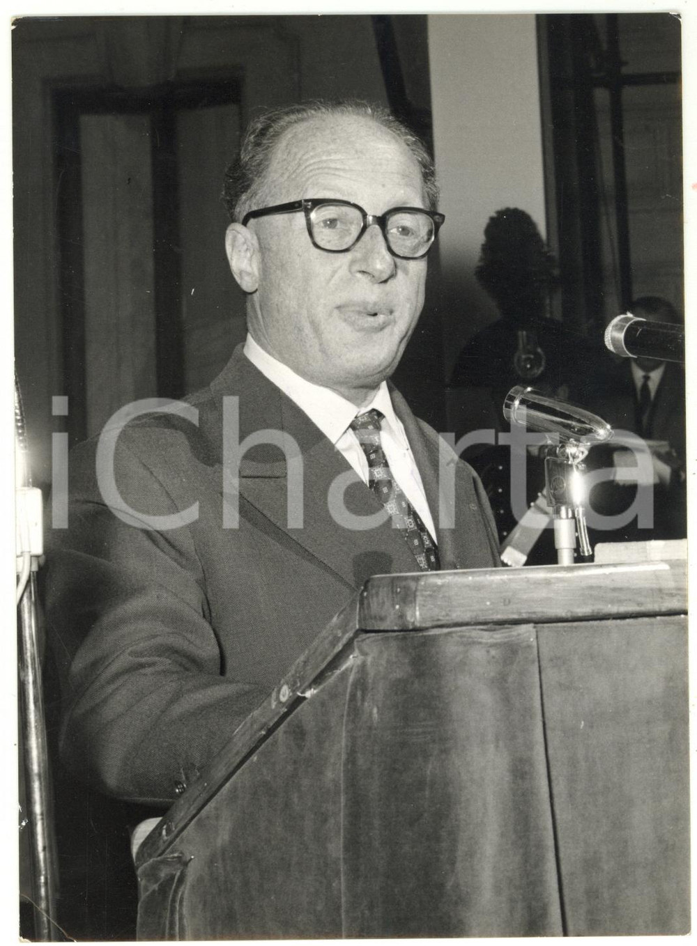 1961 VARESE Discorso di Emilio COLOMBO alla posa prima pietra Scuola Europea Fotografia d'epoca, con didascalia coeva al verso. CONDIZIONI: FAIR (lieve piegatua all'angolo inferiore sinistro, minimi difetti di stampa)FORMATO: 13x18 cm  originale e autentica 1