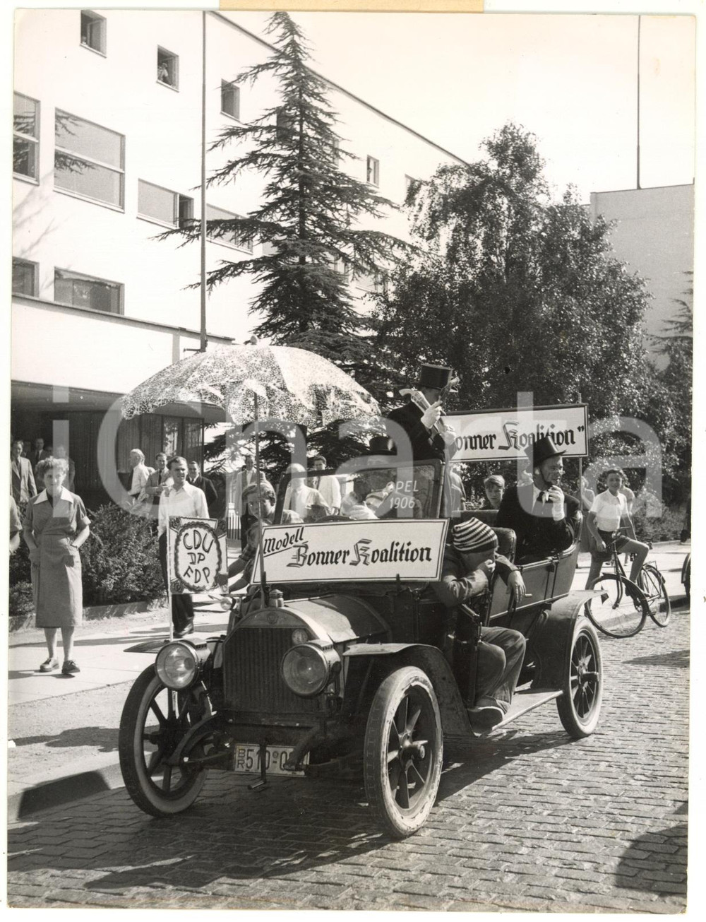 1953 BONN Election at Government House - Anti Modell Bonner Koalition car OPEL