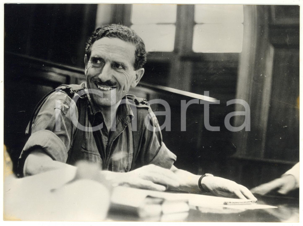 1962 BRUNEI Comandante Arthur Gordon PATTERSON nel suo studio *Foto