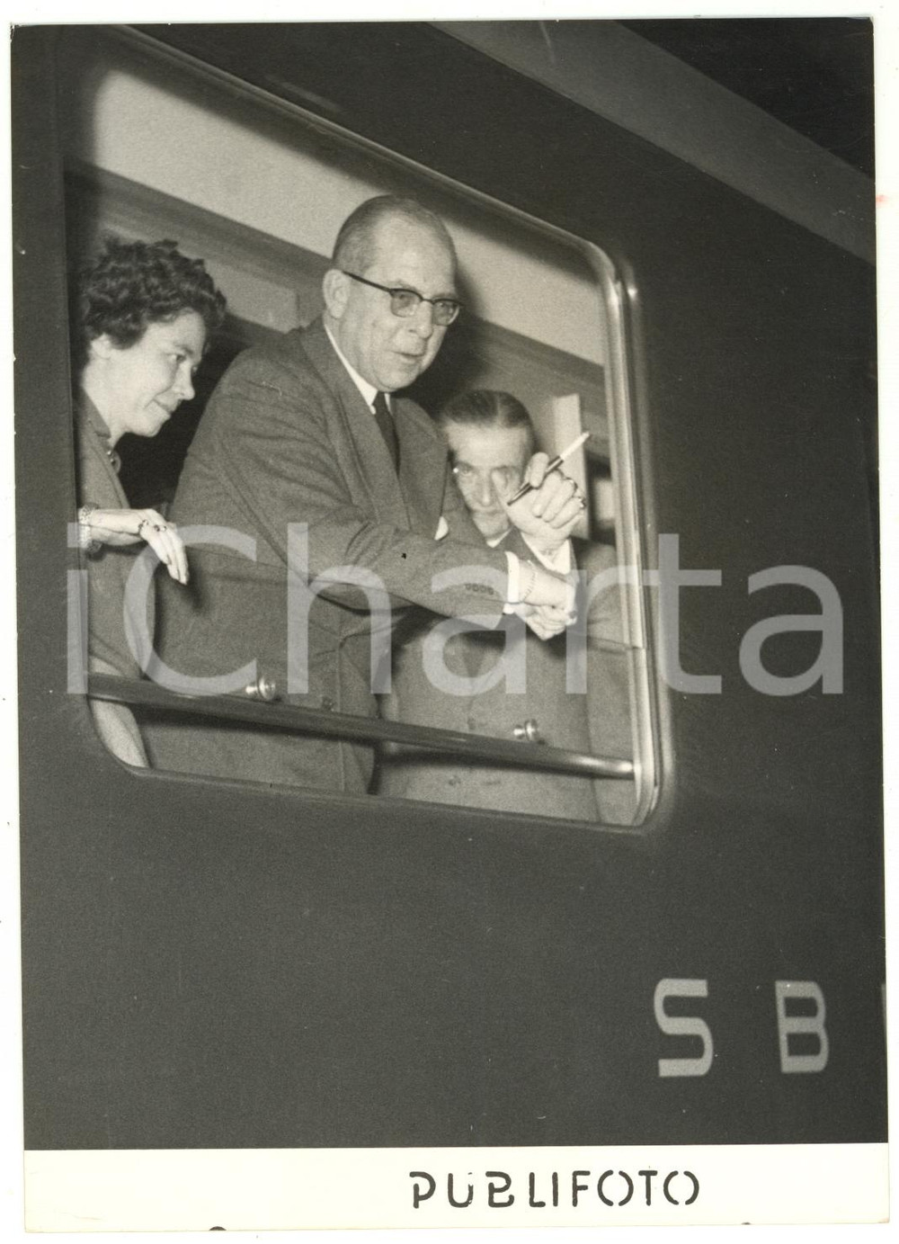 1955 MILANO Re Paolo I di Grecia e Federica di HANNOVER sul treno per Genova