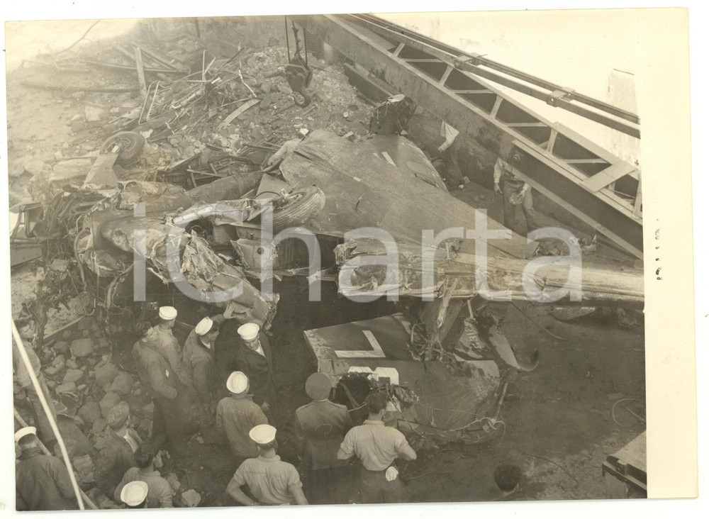 1953 NAPOLI CAPODICHINO Aereo postale americano precipitato su case popolari
