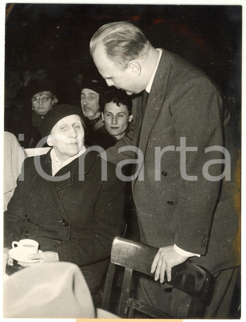 1954 BERLIN FUNKTURM Ernst TILLICHT comforting Sinaida TRUSCHNOWITSCH *Photo
