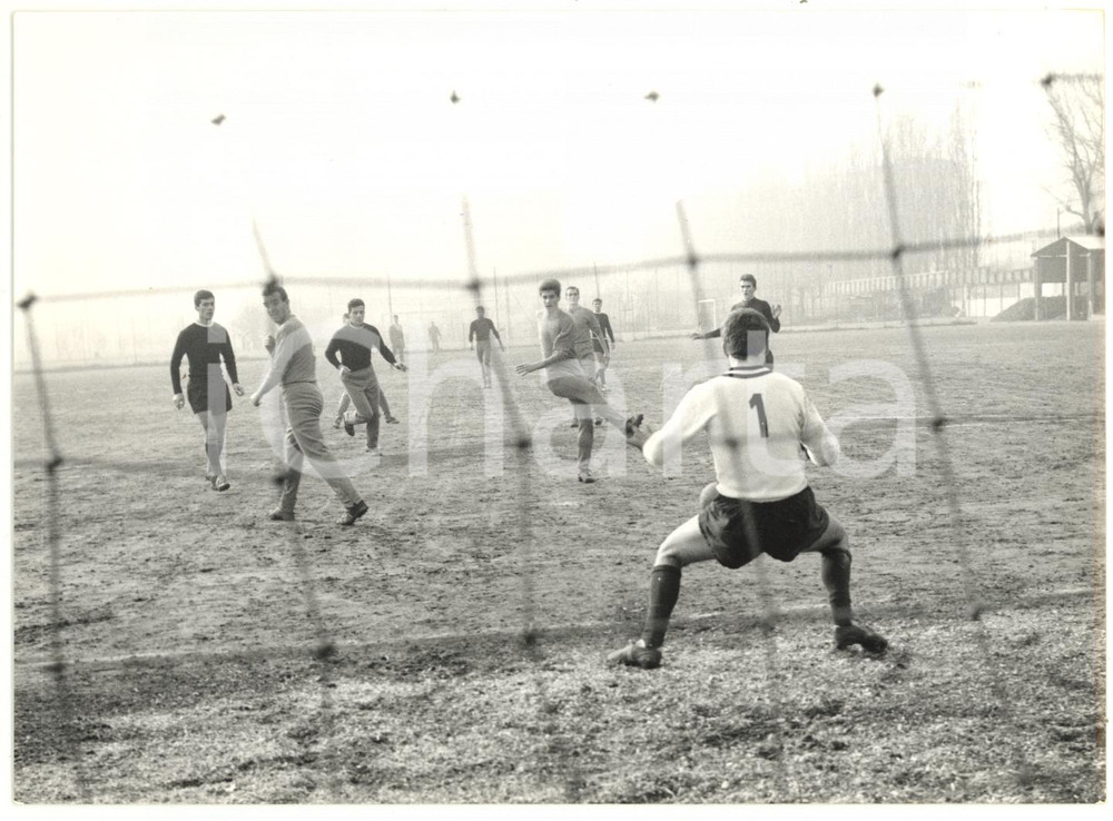 1963 TORINO CALCIO Allenamento NAZIONALE con JUVENTUS - Gianni RIVERA al tiro 