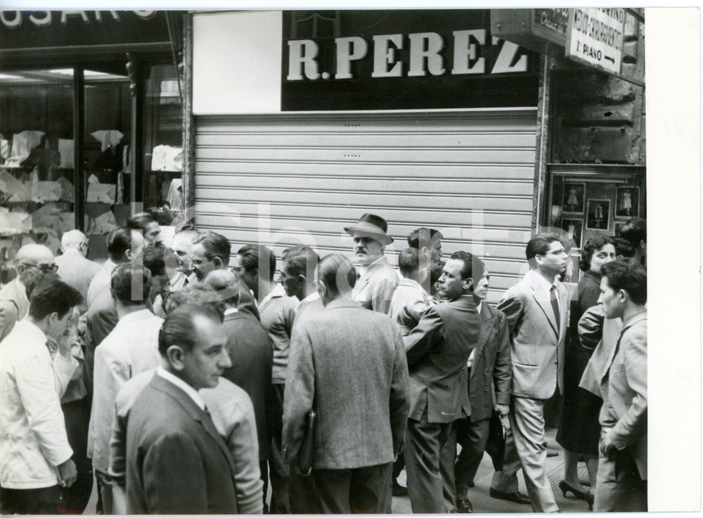 1959 NAPOLI Via ROMA - Rapina in gioielleria - Curiosi davanti al negozio *Foto