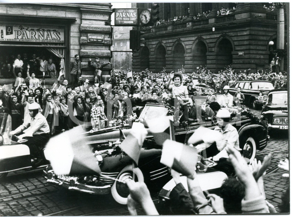 1963 PRAGUE Folla acclama Valentina TEREŠKOVA prima donna astronauta - Foto
