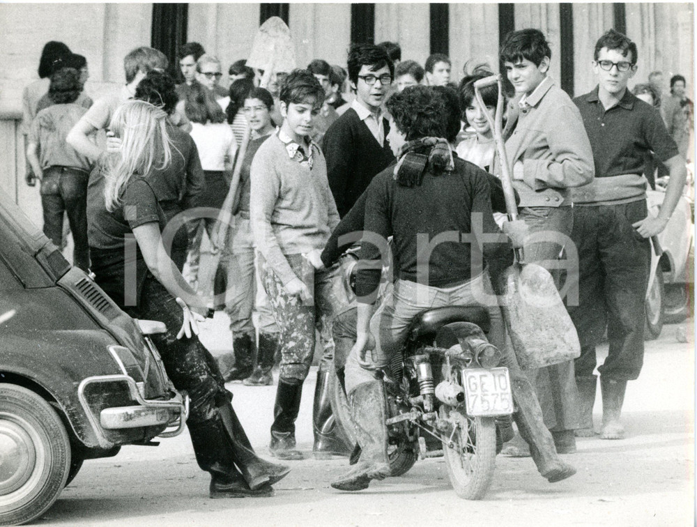 1970 ALLUVIONE GENOVA Raduno di giovani volontari per pulire le strade dal fango
