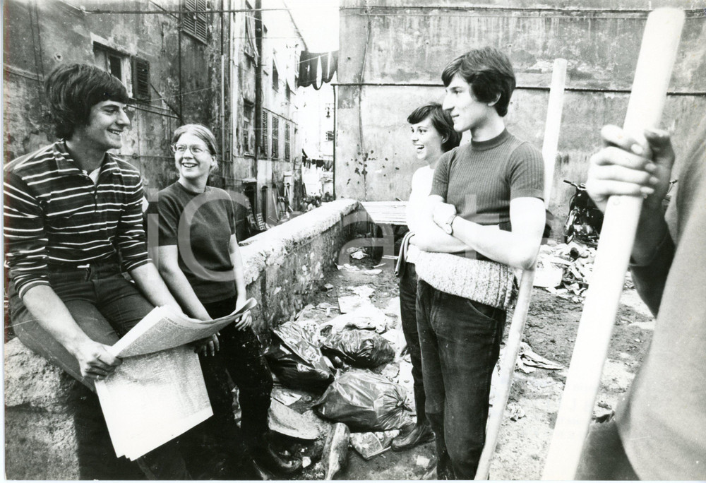 1970 ALLUVIONE GENOVA - Giovani volontari durante un momento di pausa *Foto