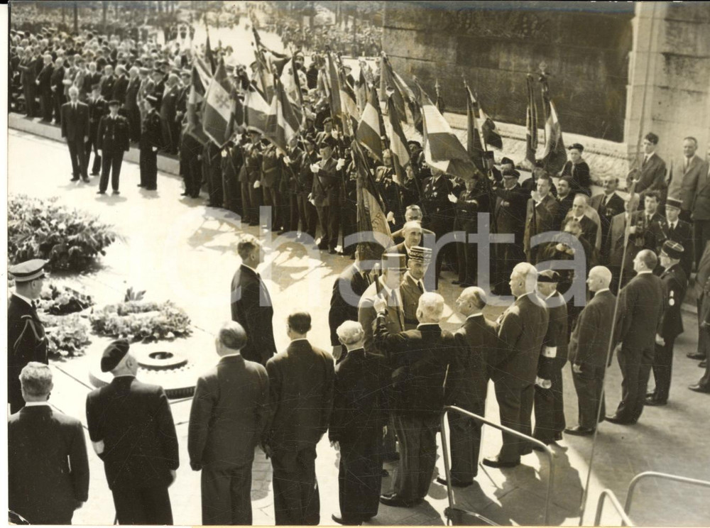 1960 PARIS Anniversaire Victoire - Charles DE GAULLE sous l'Arc de Triomphe