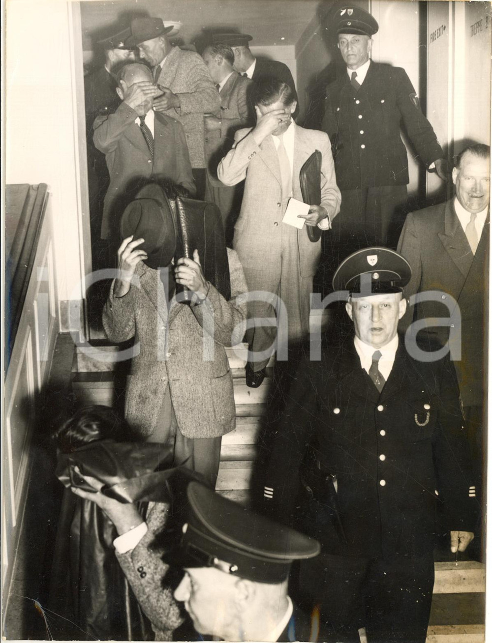 1953 MUNCHEN (D) La polizia arresta una banda di trafficanti di armi abusive