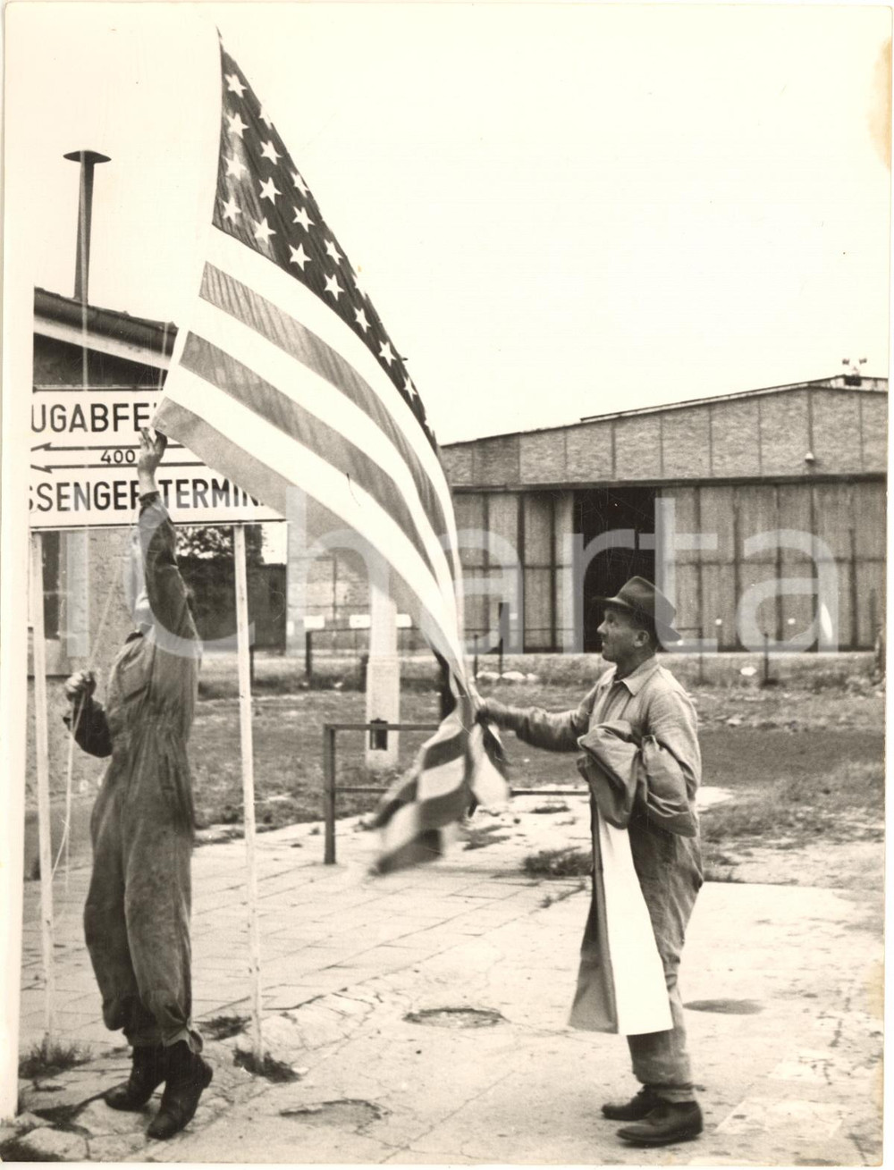 1953 NURNBERG Aeroporto - Bandiera USA ammainata dall'amministrazione tedesca