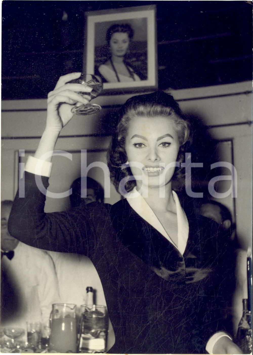 1956 PARIS Sophia LOREN brinda alla presentazione di "Pane, amore, e..." *Foto