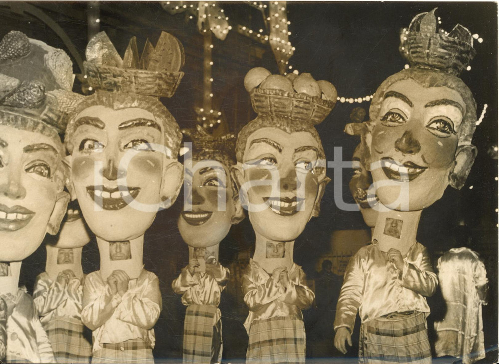 1957 NICE CARNIVAL Procession of the "heads" on Place MASSENA *Photo 20x15